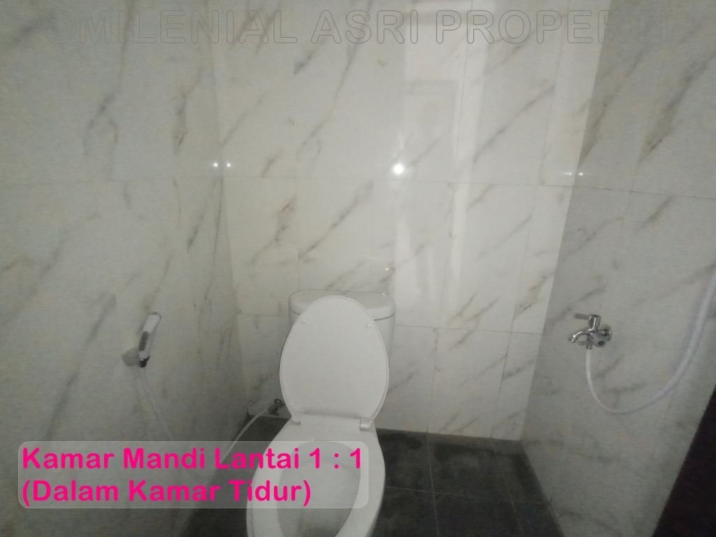 Kamar Mandi Lantai Satu