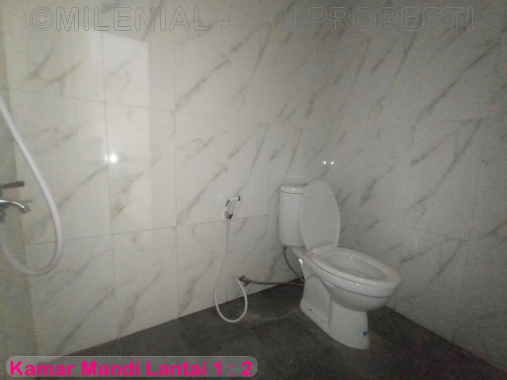 Kamar Mandi Lantai Satu