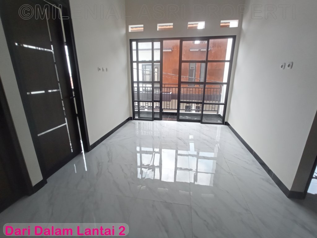 Dari dalam lantai dua ke arah luar