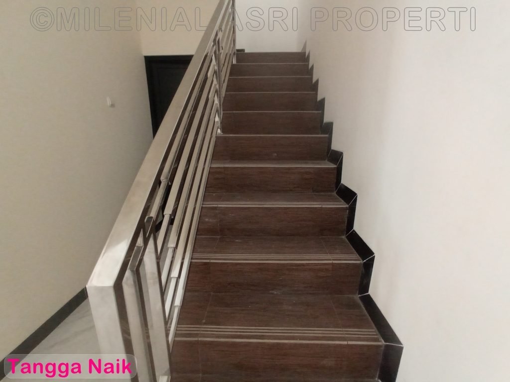Tangga naik ke lantai dua